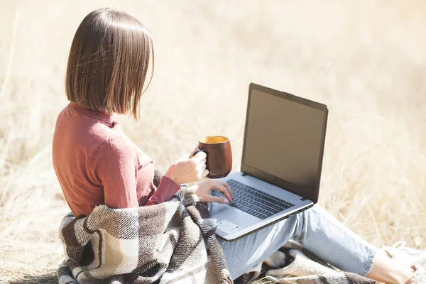 Młoda Atrakcyjna Kobieta Pracująca Laptopie Zewnątrz Kobieta Naturalnym Pochodzeniu Wykonuje — Zdjęcie stockowe