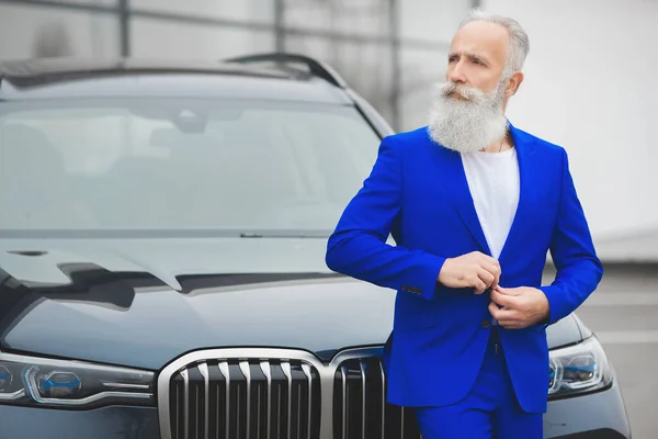 Stary Stylowy Człowiek Stojący Pobliżu Luksusowego Samochodu Dojrzałe Bogaty Mężczyzna — Zdjęcie stockowe