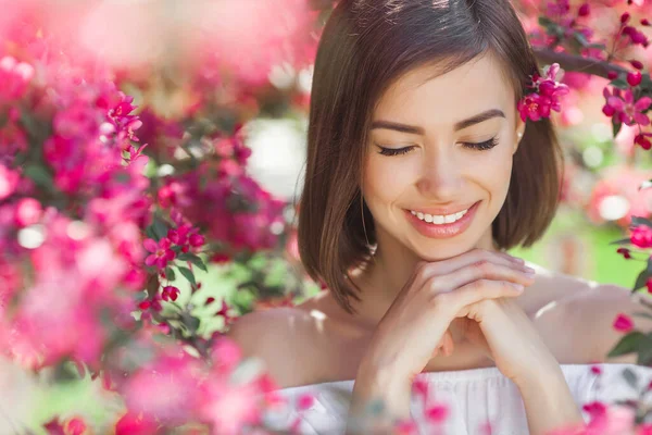 Schöne Dame Auf Floralem Hintergrund Frau Mit Blumen Poretait Von — Stockfoto