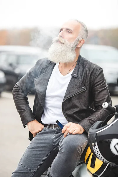 Homme Mûr Sur Une Moto. Vieux Mâle Sur Moto. Homme Barbu Conduisant à  L'extérieur.