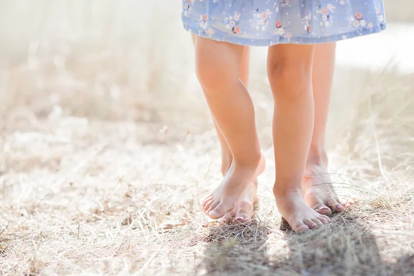 Die Füße Von Mutter Und Tochter Freien Sommerspaziergang — Stockfoto