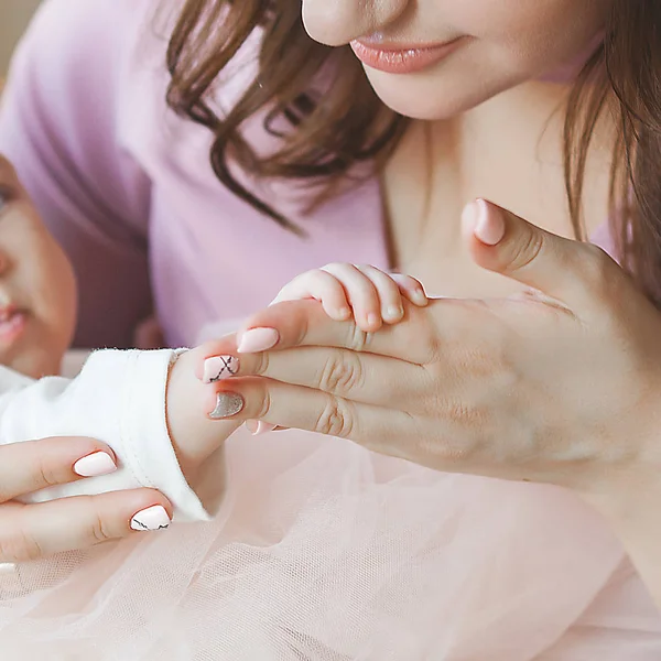 Main Aby Tenant Doigt Mère Concept Soins Pour Bébés Mère — Photo