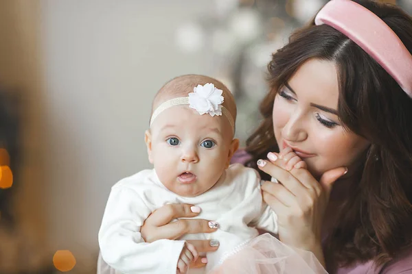 Jovem Mãe Atraente Carregando Seu Bebezinho Mãe Segurando Seu Filho — Fotografia de Stock