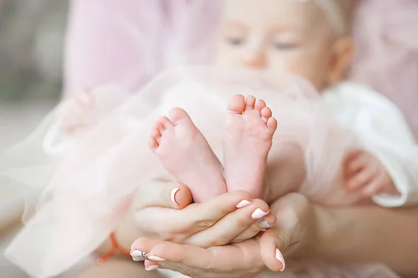 目の前に小さな赤ちゃんの足とつま先 まだ子供の足を閉じてください ベビーケアのコンセプト — ストック写真