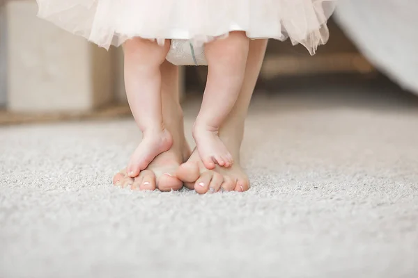 Küçük Bebek Ayak Parmakları Ayakları Önde Çocuğun Ayaklarına Yakın Dur — Stok fotoğraf