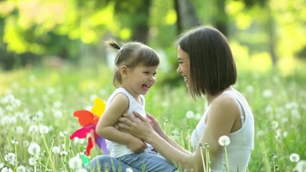 Sevimli Anne Kızı Birlikte Dışarıda Mutlu Bir Aile Çiçekli Kızlar — Stok video