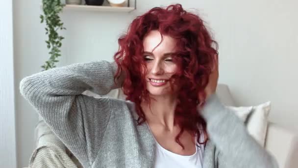 非常漂亮的年轻女子在室内 卷发女性的肖像 家里红头发的漂亮女人 — 图库视频影像