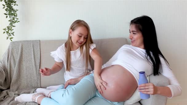 Gravid Kvinna Och Hennes Lilla Dotter Har Roligt Inomhus Moderskap — Stockvideo