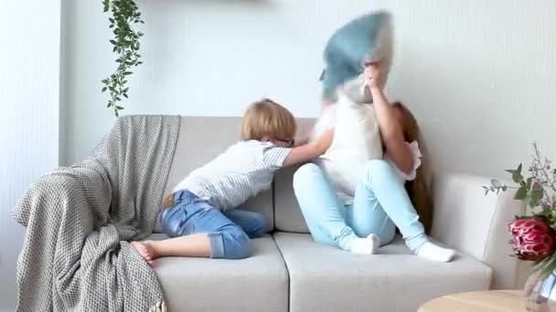 Lindos Niños Pequeños Jugando Con Almohadas Interior Hermano Hermana Divirtiéndose — Vídeos de Stock