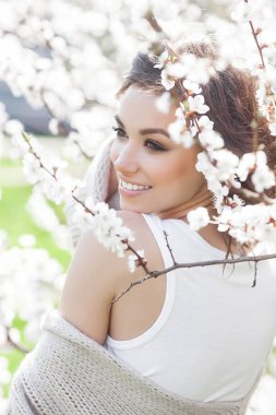 Çiçekli arka planda güzel bir bayan. Çiçekli kadın. Pembe çiçekli muhteşem bir kadın poretosu..