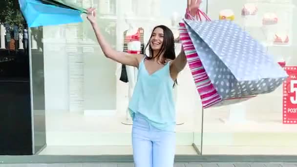 Joven Mujer Atractiva Shopaholic Caminar Por Centro Comercial Señora Sosteniendo — Vídeos de Stock