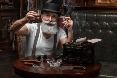 Yaşlı adam içeride puro içiyor. Mafya konsepti. Dolabında şık bir erkek. Sakallı adam..