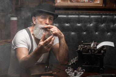 Yaşlı adam içeride puro içiyor. Mafya konsepti. Dolabında şık bir erkek. Sakallı adam..