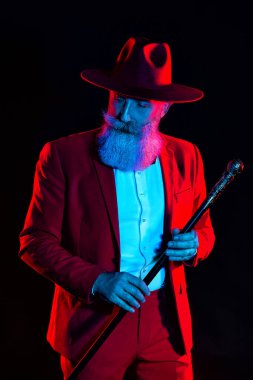 Kırmızı elbiseli şık yaşlı adam. Moda erkeği. Yakışıklı stüdyo fotoğrafı..