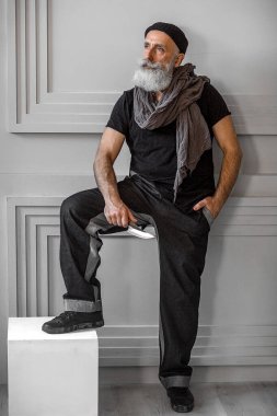 Kırmızı gözlüklü vahşi bir adam. Şık yaşlı adam..