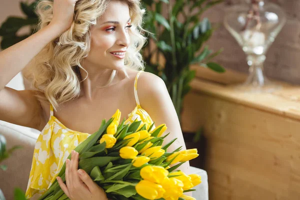 Piękna Kobieta Kwiatami Kobieta Bukietem Żółtych Tulipanów — Zdjęcie stockowe