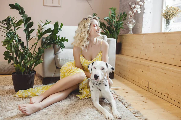 Wanita Muda Cantik Dengan Anjing Dalmatian Teman Baik Cinta Hewan — Stok Foto