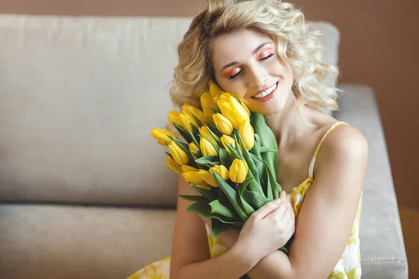 Belle Dame Aux Fleurs Femme Tenant Boquet Tulipes Jaunes — Photo