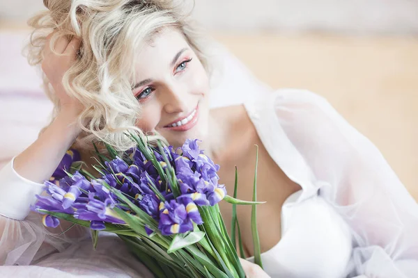 魅力的な若い女性の肖像画 美しい女性が屋内で 花を持つ女性 — ストック写真