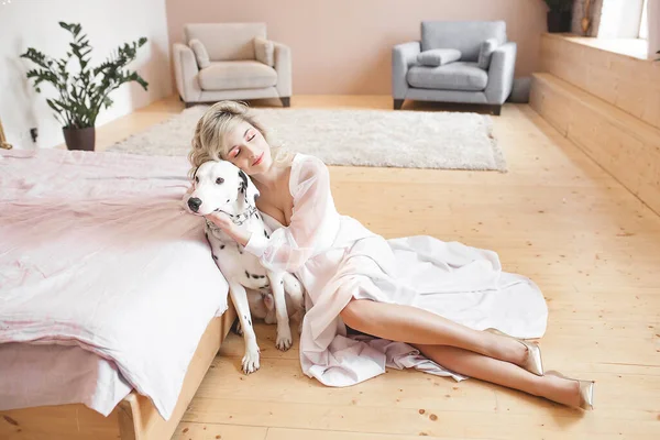 Wanita Muda Cantik Dengan Anjing Dalmatian Teman Baik Cinta Hewan — Stok Foto