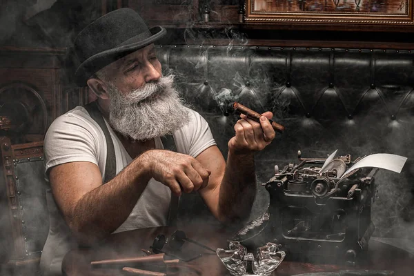 Gubben Röker Cigarr Inomhus Maffiakonceptet Snygg Man Sitt Skåp Skäggig — Stockfoto