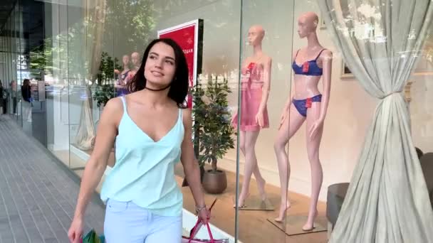 Fiatal Vonzó Boltos Sétál Keresztül Bevásárlóközpontban Egy Hölgy Bevásárlószatyrot Tart — Stock videók
