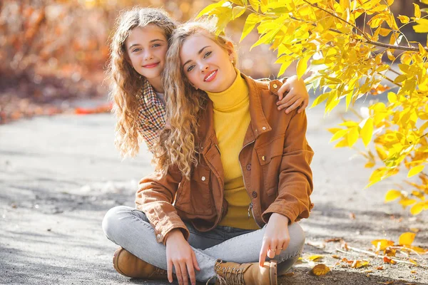 Sonbahar Arka Planında Birlikte Yürüyen Iki Güzel Kız Kardeş Neşeli — Stok fotoğraf