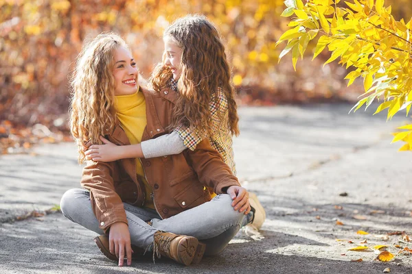 Sonbahar Arka Planında Birlikte Yürüyen Iki Güzel Kız Kardeş Neşeli — Stok fotoğraf
