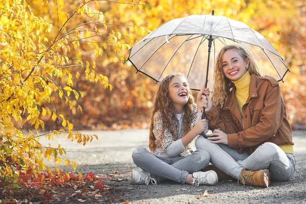 Duas Irmãs Bonitas Andando Juntas Fundo Outono Raparigas Alegres Conceito — Fotografia de Stock