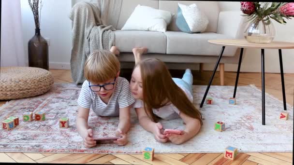 Małe Słodkie Dzieciaki Grające Smartfony Brat Siostra Domu Grają Gry — Wideo stockowe