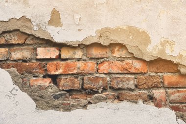 Duvarın arkasında tuğlalar var. Eski duvar dokusu.