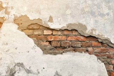 Duvarın arkasında tuğlalar var. Eski duvar dokusu.