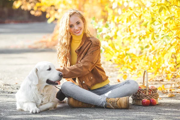 Портрет Молодой Привлекательной Блондинки Собакой Владелец Домашнего Животного Золотистый Ретривер — стоковое фото