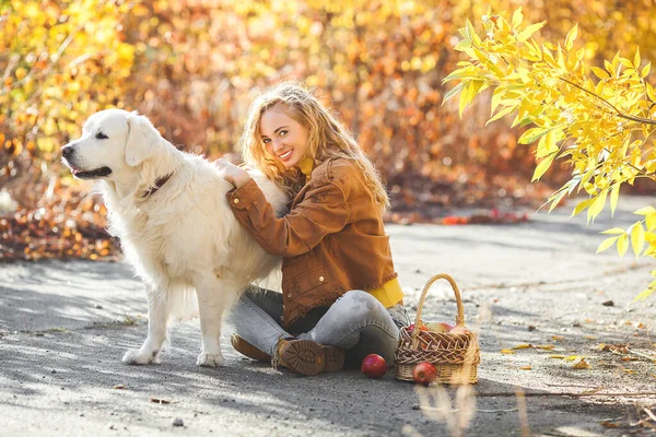Портрет Молодой Привлекательной Блондинки Собакой Владелец Домашнего Животного Золотистый Ретривер — стоковое фото
