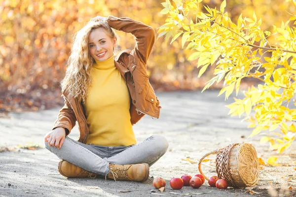 Close Portret Van Mooi Blond Meisje Herfst Achtergrond Stijlvolle Jongedame — Stockfoto