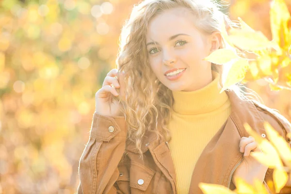 秋色背景下美丽金发姑娘的近照 公园里的年轻姑娘很时髦 外面漂亮的金发姑娘 — 图库照片