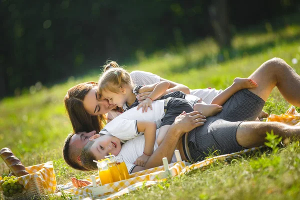 Bonita Família Num Piquenique Mãe Pai Brincando Com Seus Filhos — Fotografia de Stock