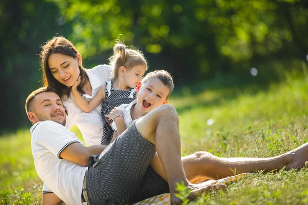 Jolie Famille Pique Nique Maman Papa Jouent Avec Leurs Enfants — Photo