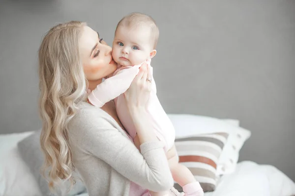 Ung Mor Med Liten Bebis Mamma Håller Sitt Söta Barn — Stockfoto