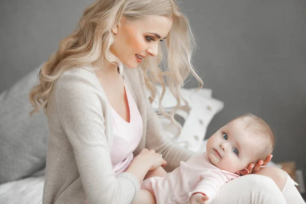 Jovem Mãe Com Bebé Mamãe Segurando Seu Filho Bonito Conceito — Fotografia de Stock