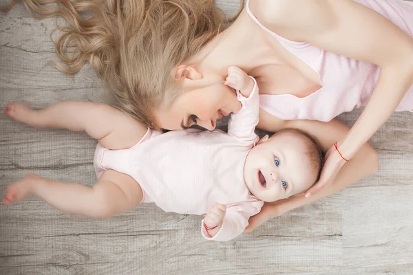 Jeune Mère Avec Petit Bébé Maman Tenant Son Mignon Enfant — Photo