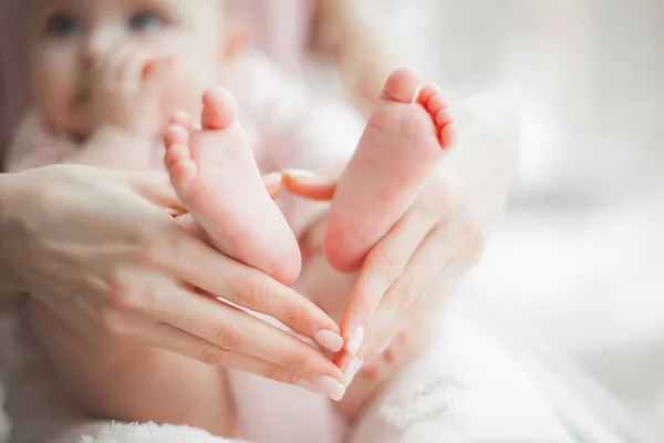 Ближе Ногам Малыша Маленькие Пальчики Руках Матери Концепция Ребенка Материнство — стоковое фото