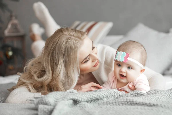 Jovem Mãe Com Bebé Mamãe Segurando Seu Filho Bonito Conceito — Fotografia de Stock