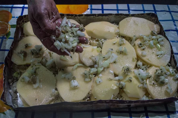 Mão Colocando Cebola Sobre Batatas — Fotografia de Stock