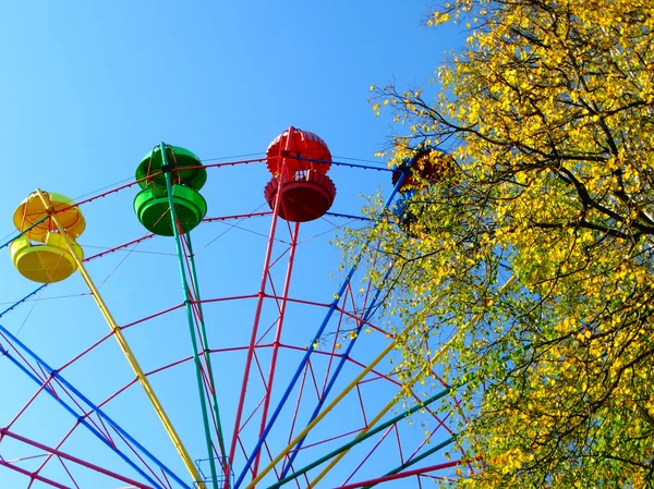 Ferris roue dans le parc — Photo
