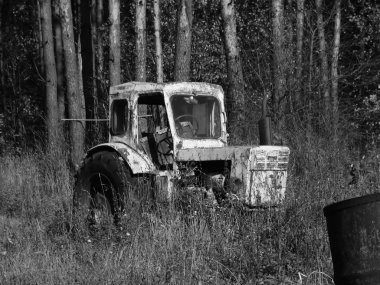 Ormanda eski traktör