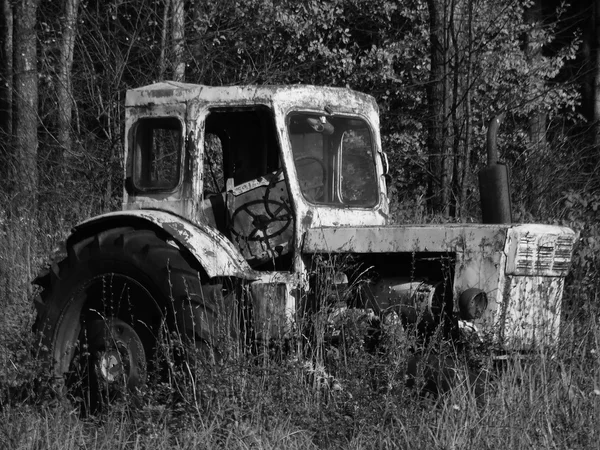 Trator velho na floresta — Fotografia de Stock