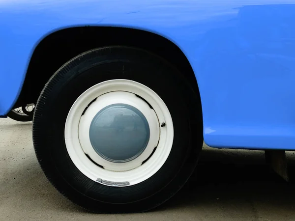Старый ретро-автомобиль на выставке — стоковое фото