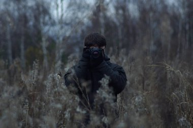 Ormanda yürüyüş için fotoğrafçı.