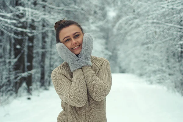 Ragazza in abiti eleganti nella foresta invernale — Foto Stock